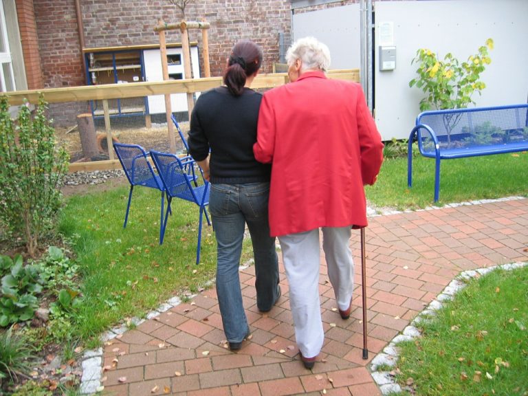 Altenpflege zu Hause Betreuung, Beratung und Kosten